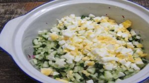 Холодный свекольный суп с жареным картофелем