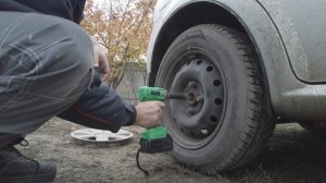 Гайковерт zitrek Crusher 20-Li кручу гайки на колесах.