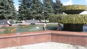 В фонтане купаются дети  Новокузнецк  17  мая 2022 г
