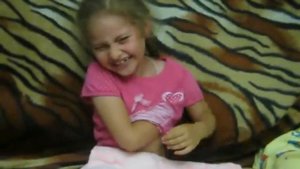 Пукающие подмышки или девченка хохотушка.