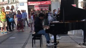 Сыграл на случайном рояле Опенинг Токийского Гуля