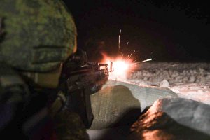 Стрельба трассерами ночью на полигоне в Казани