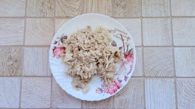 Слоеный салат Оливье с курицей