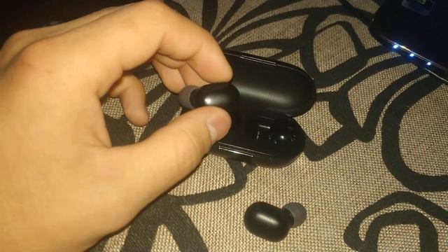 не работает один из блютуз наушников что делать смотреть онлайн