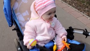 Первый раз едет в коляске сидя (8 месяцев)