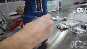 Тематический обзор  "Творческая мастерская". Ручной пресс для установки фурнитуры.