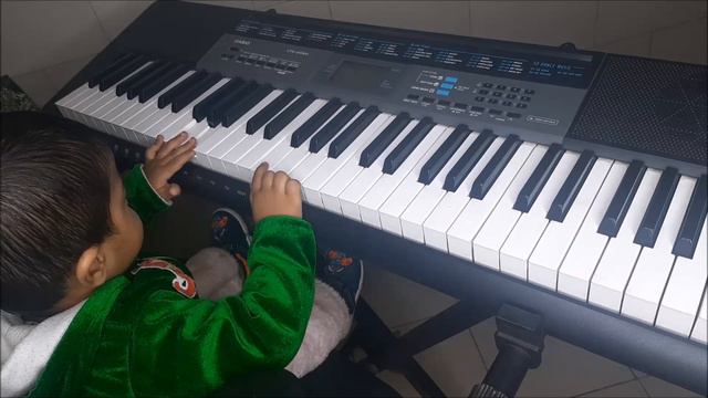 1 year old child playing keyboard смотреть онлайн
