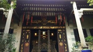 Красивый китайский дом и дворик в традиционном стиле.