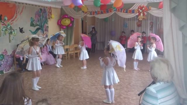 10. Детский сад 1808 Выпускной 17 05 13. Танец с зонтиками. смотреть онлайн
