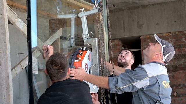 Монтаж безрамного остекления.