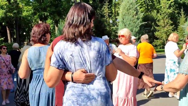 ТЕЩА ДАЛА, ДАЛА НА МАШИНУ! ТАНЦЫ ХАРЬКОВ УКРАИНА ИЮЛЬ 2023 смотреть онлайн