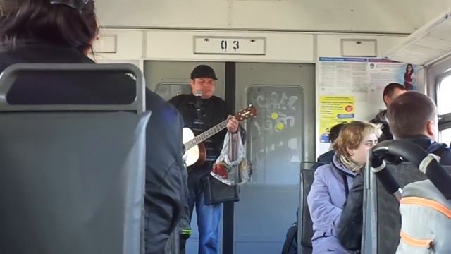 Мужчина красиво поёт в электричке смотреть онлайн