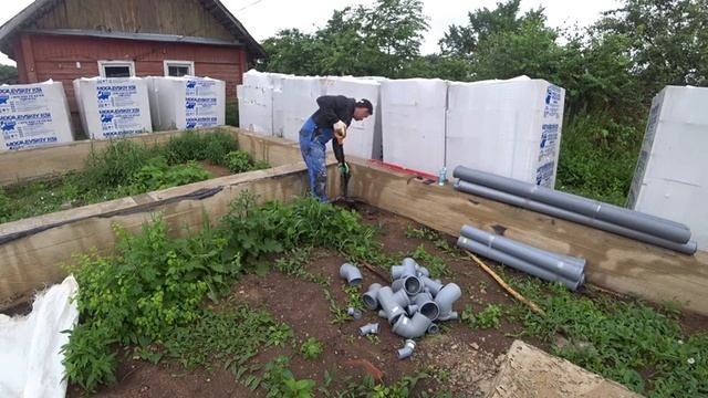 Канализация по грунту в частном доме,перед обратной засыпкой .Строительство дома своими руками.