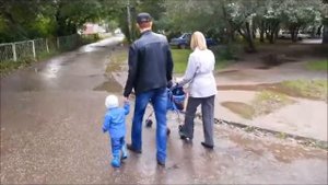 Я иду по лужам