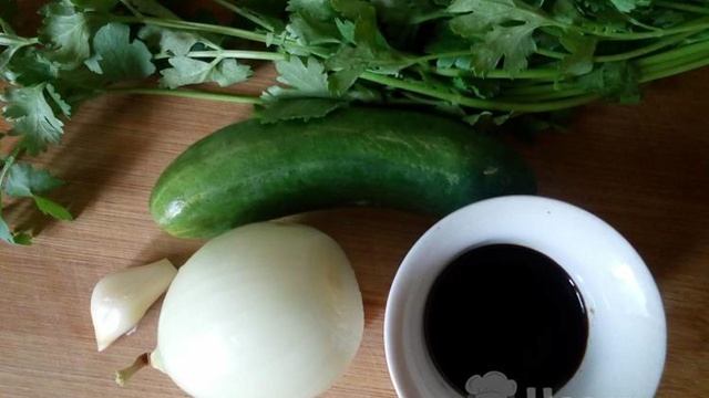 Салат с огурцами и обжаренным луком