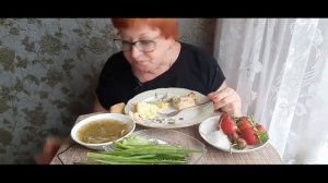 Мукбанг Россия Курочка и картошка Кот не дремлетОбед.mp4