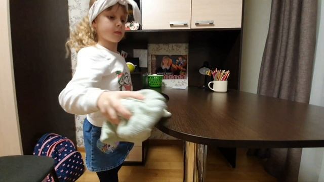 Видео презентация: "Доченька-помощница помогает маме."