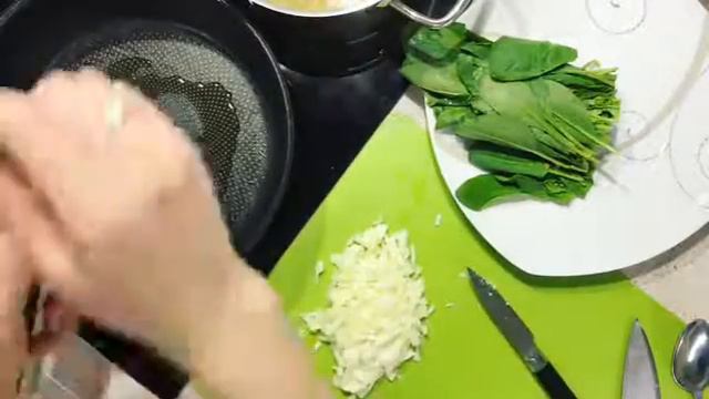 Паста Альфредо со шпинатом и креветками или паста Альфредо со шпинатом и попугаем 😂 смотреть онлайн