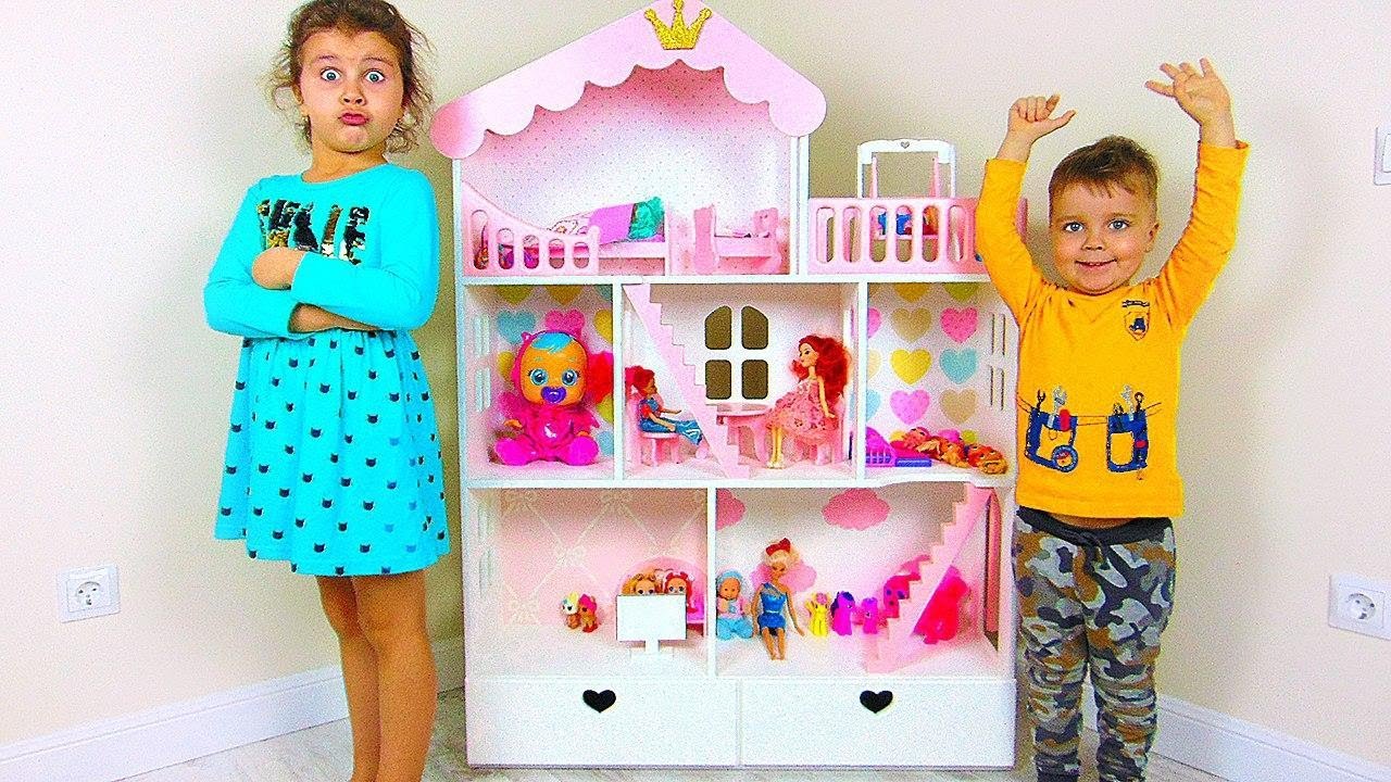 Милана и папа играют с домиком для кукол смотреть онлайн