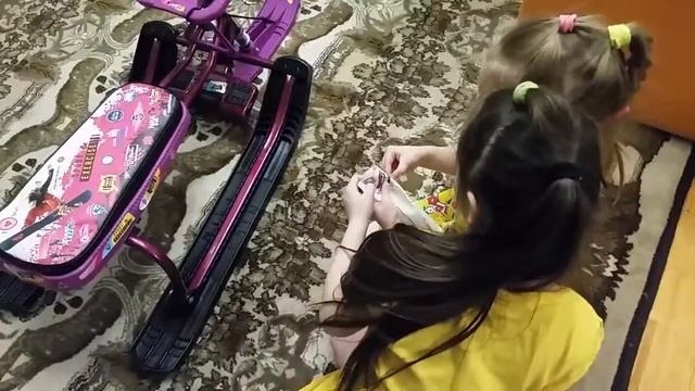 Дочки занимаются аппликацией на снегокате смотреть онлайн