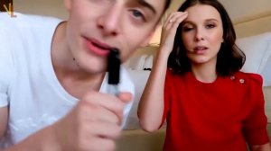 |• Ноа Шнапп и Милли Боби Браун отвечают на вопросы друг друга на РУССКОМ ЯЗЫКЕ! (озвучка не моя) •