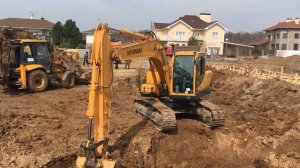 Работа гусеничного экскаватора