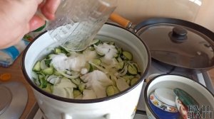 Отличная закуска под водочку - консервированный салат из огурцов и лука