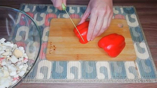 САЛАТИК С КРАБОВЫМИ ПАЛОЧКАМИ И БОЛГАРСКИМ ПЕРЦЕМ смотреть онлайн