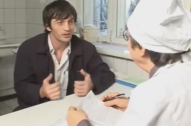 Глаза - вишенки, грудь - персики, фигурка - яблочко! Доктор, это, что любовь? Авитаминоз! смотреть онлайн