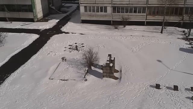 Девочка радуется мартовскому снегу