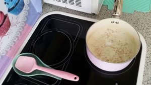 Изумительно вкусный завтрак королевская овсянка на молоке