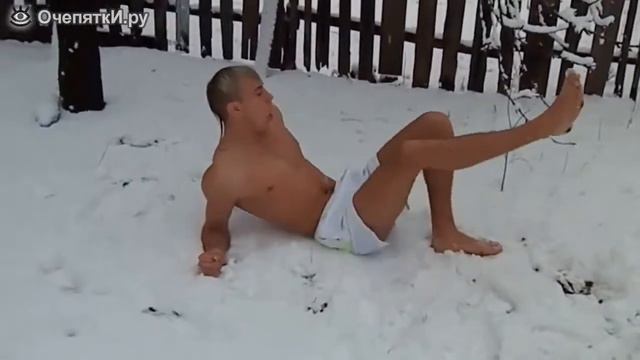 Быстро фоткай, а то пяткам холодно смотреть онлайн