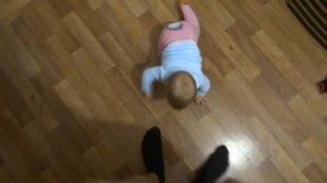 Дочь просится на ручки. Нам 6,5 месяцев.