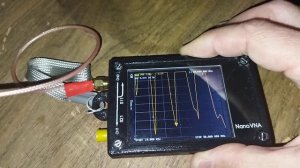 Широкополосная запитка полуволновой антенны с конца.