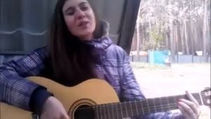 Девушка очень красиво играет на гитаре и поет песню  The girl is very beautiful plays guitar and si
