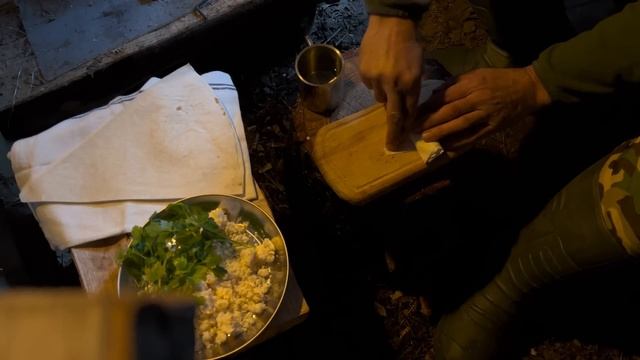 Spending the Night in a Log Cabin During a Snowstorm. Cozy Tree House. City Escape! смотреть онлайн