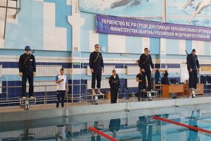 Российские военные провели чемпионат по плаванию с автоматом | новости сегодня