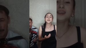 Папа с дочкой поют татарскую песню под баян