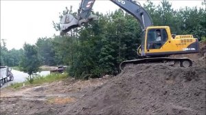 Экскаватор Volvo EC 210 - погрузка грунта в кузов самосвала