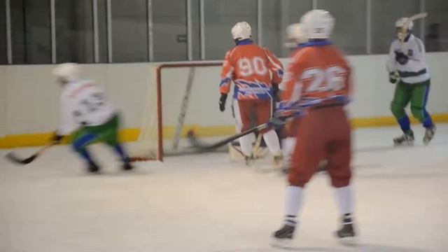 Игрок команды "Сыктывкар" Павел Франц забил третий мяч в ворота команды "Ска-Свердловск" смотреть онлайн