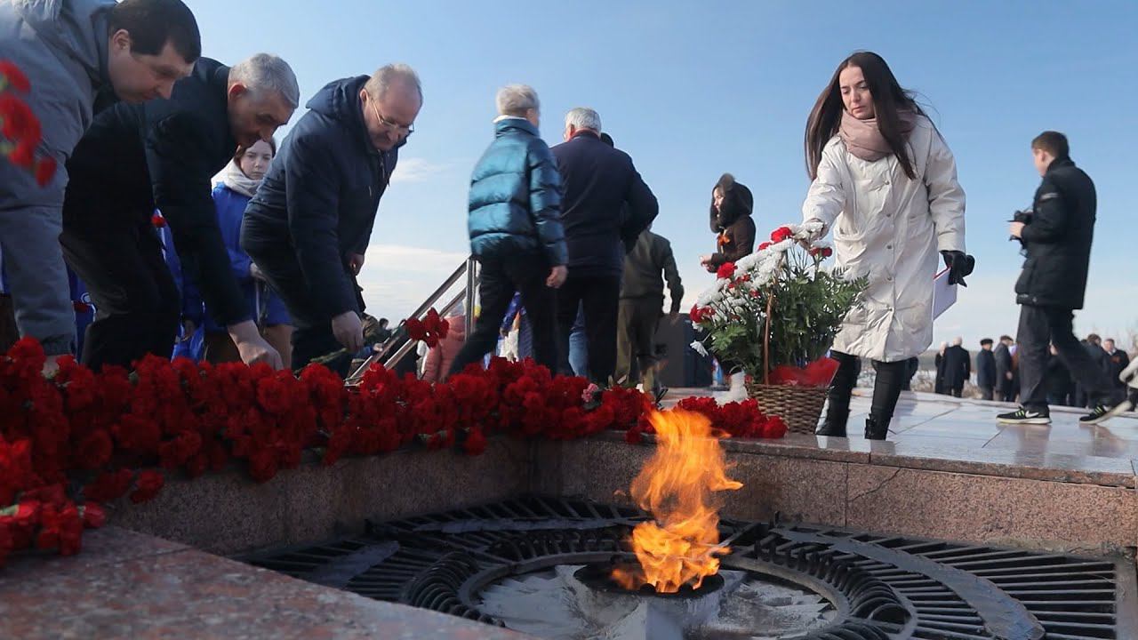 Сегодня возложили цветы. Возложение цветов к Вечному огню. Цветы у вечного огня. Возложение цветов к Вечному огню детьми. Памяти погибших на Украине.