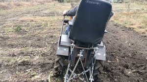 САМОДЕЛЬНЫЙ МИНИТРАКТОР плуг и первая пахота