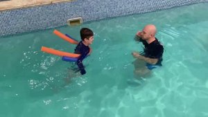 Занятия неходячего ребёнка с ДЦП в бассейне.