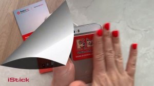 Салфетка-стикер iStick с логотипом для телефона. Очистит экран от бактерий и следов от пальцев.