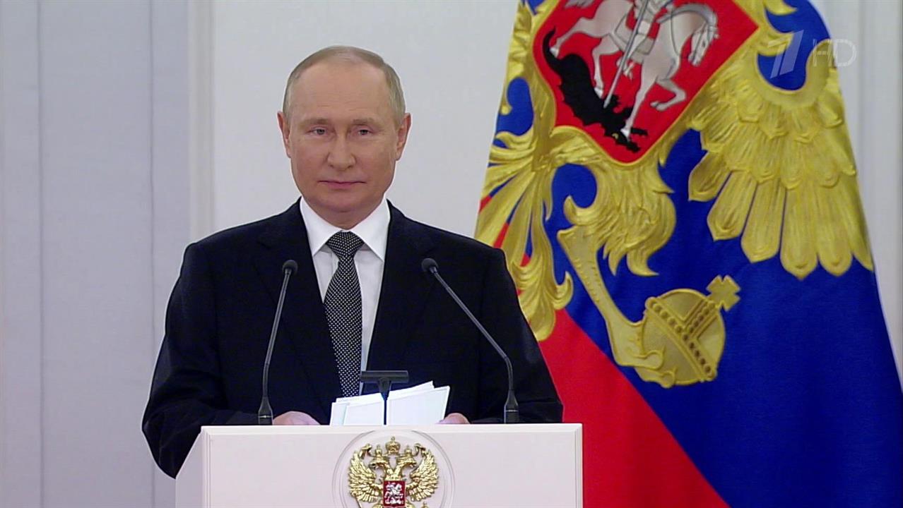 Владимир Путин вручает в Кремле награды Героям Труда и лауреатам госпремий 2021 года