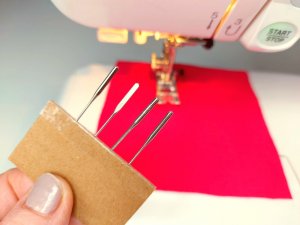 Для ровной строчки можно использовать кусок коробки и 4 машинные иглы