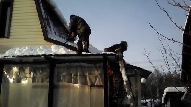 Кошка помогает чистить крышу от снега смотреть онлайн