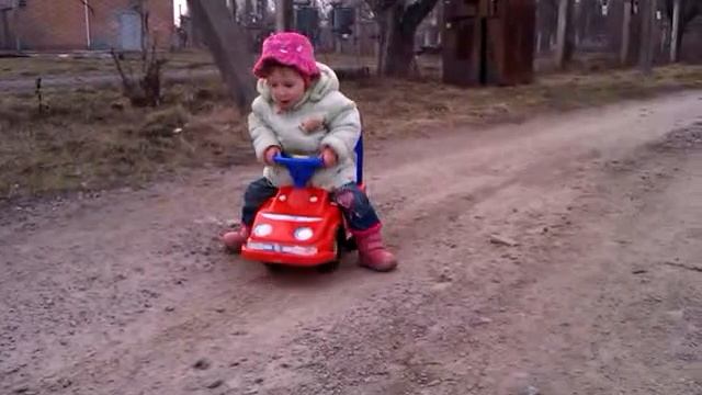 Толокар. Машинка без педалей. Смешные дети. смотреть онлайн