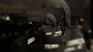 Вокруг дым сигарет с ветром