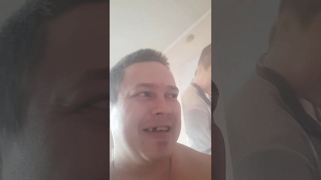 пока кушаем принцесса любит поболтать с папой 😌 ну на своём языке конечно 🙂#папасаша #евасма1